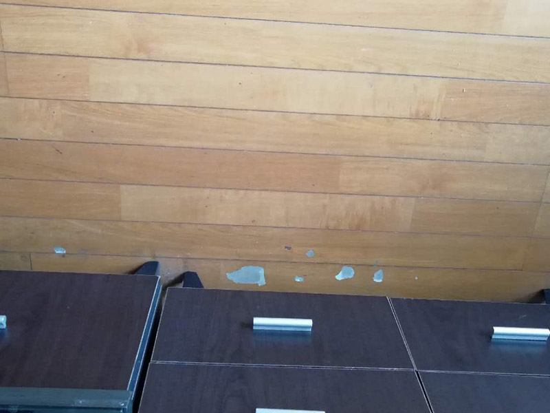 地板局部維修翻新：起下需替換的地板。用一字螺絲刀即將替換的地板短邊處鑿出一個1厘米長的縫隙,再用曲線鋸將需替換的地板表面鋸成十字形的鋸縫;然后將分紅四小片的地板取出。 整理膠水。用鋼鋸條整理原接口殘留的膠水,并確保整理好的榫槽便于裝置,假如整理不完全,接縫會不平或不嚴(yán)。能夠用有新榫頭小片地板在接口上來回滑動,找出殘留膠跡并鏟除,使修正后的地板漂亮。