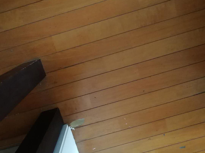 地板局部維修翻新：起下需替換的地板。用一字螺絲刀即將替換的地板短邊處鑿出一個1厘米長的縫隙,再用曲線鋸將需替換的地板表面鋸成十字形的鋸縫;然后將分紅四小片的地板取出。 整理膠水。用鋼鋸條整理原接口殘留的膠水,并確保整理好的榫槽便于裝置,假如整理不完全,接縫會不平或不嚴(yán)。能夠用有新榫頭小片地板在接口上來回滑動,找出殘留膠跡并鏟除,使修正后的地板漂亮。