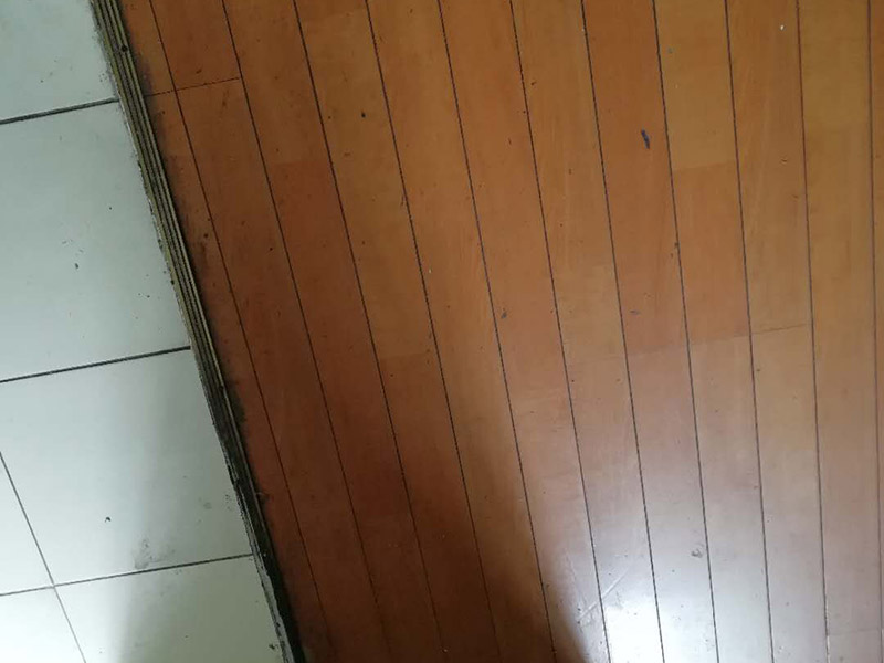 地板局部維修翻新：起下需替換的地板。用一字螺絲刀即將替換的地板短邊處鑿出一個1厘米長的縫隙,再用曲線鋸將需替換的地板表面鋸成十字形的鋸縫;然后將分紅四小片的地板取出。 整理膠水。用鋼鋸條整理原接口殘留的膠水,并確保整理好的榫槽便于裝置,假如整理不完全,接縫會不平或不嚴(yán)。能夠用有新榫頭小片地板在接口上來回滑動,找出殘留膠跡并鏟除,使修正后的地板漂亮。