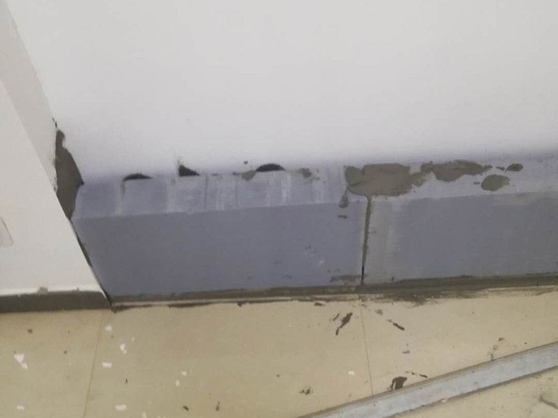 砌磚封門洞維修：裝修中封門洞就是在門上方有一個(gè)長(zhǎng)方形的窗口，把那個(gè)封起來(lái)就是封門洞　　 老式房屋的門上方都帶氣窗，門洞總高度都在2.4-2.5m，而現(xiàn)在裝修門洞高度只留到2.1m左右，還有近40cm的高度的空洞需要封堵，這就叫門洞封堵?！　?裝修封門洞的方法一般都用石膏板，但能代替石膏板的材料也有很多。還有用紅磚砌