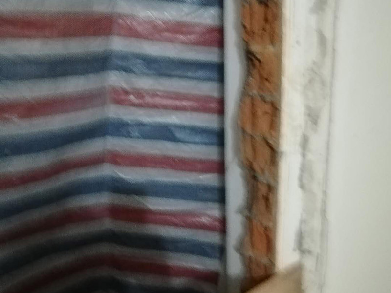 砌磚封門洞維修：裝修中封門洞就是在門上方有一個(gè)長(zhǎng)方形的窗口，把那個(gè)封起來(lái)就是封門洞　　 老式房屋的門上方都帶氣窗，門洞總高度都在2.4-2.5m，而現(xiàn)在裝修門洞高度只留到2.1m左右，還有近40cm的高度的空洞需要封堵，這就叫門洞封堵?！　?裝修封門洞的方法一般都用石膏板，但能代替石膏板的材料也有很多。還有用紅磚砌