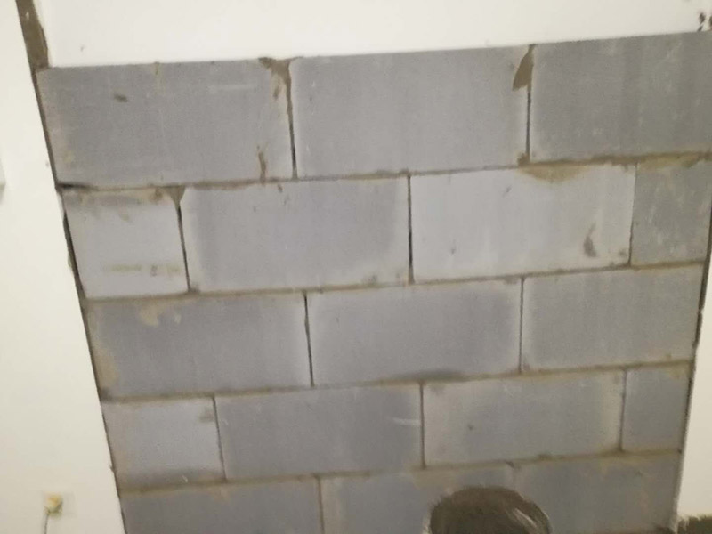 砌磚封門洞維修：裝修中封門洞就是在門上方有一個(gè)長(zhǎng)方形的窗口，把那個(gè)封起來(lái)就是封門洞　　 老式房屋的門上方都帶氣窗，門洞總高度都在2.4-2.5m，而現(xiàn)在裝修門洞高度只留到2.1m左右，還有近40cm的高度的空洞需要封堵，這就叫門洞封堵?！　?裝修封門洞的方法一般都用石膏板，但能代替石膏板的材料也有很多。還有用紅磚砌