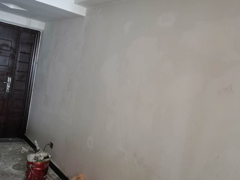 墻面找平刷漆：墻面基層加固。基層疏松的要先做鏟除，可以使用大品牌的專用墻面加固劑。防水處理。衛(wèi)生間、廚房背面的墻體，長期潮濕水汽從墻體背后透出，會導(dǎo)致漆膜起泡脫落發(fā)霉，推薦使用防水漿料，可有效抵御水汽干擾。石膏板及吊頂接縫。像有些油漆品牌有專業(yè)的石膏基接縫膏以及配套的接縫紙帶，讓接縫平整牢固。抗裂處理。因為房屋沉降，原始基層材料問題，導(dǎo)致墻體會有開裂或細小裂痕，配套膩子使用網(wǎng)格布，讓抗裂有保障。墻面底層找平和面層收光。推薦使用成品膩子，只需添加清水，強度可靠，平整環(huán)保，底子打的好，面層更耐久。打磨平整，這個太重要了，有條件的可以批三層膩子?，F(xiàn)在工人為了省事，都是打磨一遍就草草了事，比較負責(zé)的方法是，打磨完一遍后，上底漆時把有坑的地方補齊又打磨，上了面漆一遍后，又檢查再補齊又打磨。