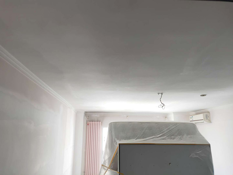 墻面找平刷漆：墻面基層加固?；鶎邮杷傻囊茸鲧P除，可以使用大品牌的專用墻面加固劑。防水處理。衛(wèi)生間、廚房背面的墻體，長期潮濕水汽從墻體背后透出，會導(dǎo)致漆膜起泡脫落發(fā)霉，推薦使用防水漿料，可有效抵御水汽干擾。石膏板及吊頂接縫。像有些油漆品牌有專業(yè)的石膏基接縫膏以及配套的接縫紙帶，讓接縫平整牢固。抗裂處理。因為房屋沉降，原始基層材料問題，導(dǎo)致墻體會有開裂或細小裂痕，配套膩子使用網(wǎng)格布，讓抗裂有保障。墻面底層找平和面層收光。推薦使用成品膩子，只需添加清水，強度可靠，平整環(huán)保，底子打的好，面層更耐久。打磨平整，這個太重要了，有條件的可以批三層膩子。現(xiàn)在工人為了省事，都是打磨一遍就草草了事，比較負責(zé)的方法是，打磨完一遍后，上底漆時把有坑的地方補齊又打磨，上了面漆一遍后，又檢查再補齊又打磨。