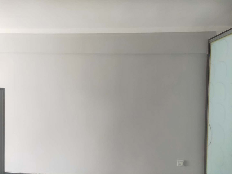 墻面刷乳膠漆：一般進(jìn)行墻面處理之前木工家具和瓷磚鋪貼應(yīng)該都已經(jīng)完成，如果是二手房翻新可能成品會(huì)更多。為了防止處理墻面的過(guò)程中成品被墻皮、粉塵、涂料污染，應(yīng)認(rèn)真對(duì)房間內(nèi)已有成品進(jìn)行保護(hù)。封固包含兩個(gè)方面，一個(gè)是裂縫、開(kāi)槽、孔洞的填補(bǔ)，這個(gè)用修補(bǔ)類的石膏產(chǎn)品就可以了；還有一個(gè)是墻面基層的固化，這個(gè)一般使用固化劑來(lái)做，也有一些情況需要用固化能力更強(qiáng)的貼布（牛皮紙）來(lái)解決。做好墻面封固之后，如果墻面的平整度超過(guò)5mm，為了更方便的找平，建議先使用厚找平材料做厚找平。厚找平材料一般批刮1遍即可，盡量不要太厚，以能找平為準(zhǔn)。為了在刷漆時(shí)獲得更好的表現(xiàn)效果，精找平材料批刮之后一般都要用細(xì)砂紙整體打磨一遍，使墻面更加平整、光滑。如果不打算刷漆了，那就不需要進(jìn)行打磨了。