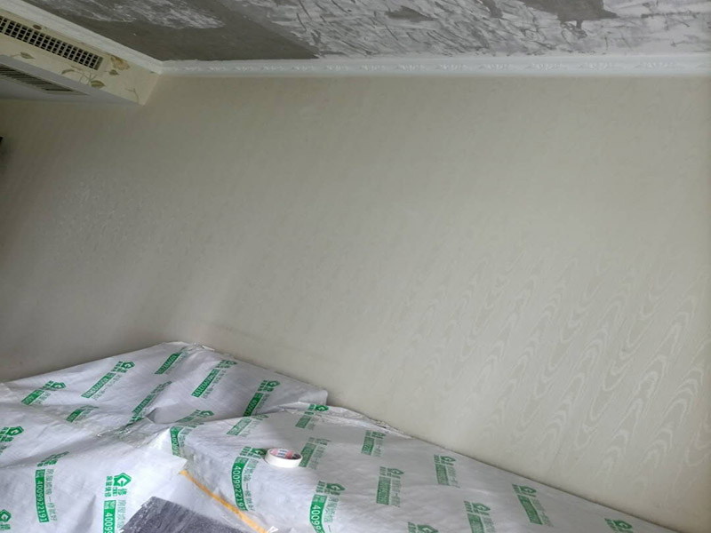 天花板鏟除裝修：所掉天花板周邊的200㎜范圍內必須鑿除，而在鑿除過程中，絕不能采用沖擊鉆等機具或人工大力鑿除。只能是用人力輕輕鑿除，以免影響到周邊。原有樓板底面必須用鋼絲刷擦洗干凈，如果表面太光滑，須用鑿子輕輕鑿毛，再清洗干凈。用水泥油或1:1水泥砂漿在該位置掃毛。三日后，用比原設計要求的強度等級高一級的水泥砂漿批平即可。最后安裝前期一系列準備完成后，就開始補掉落地方的天花板。