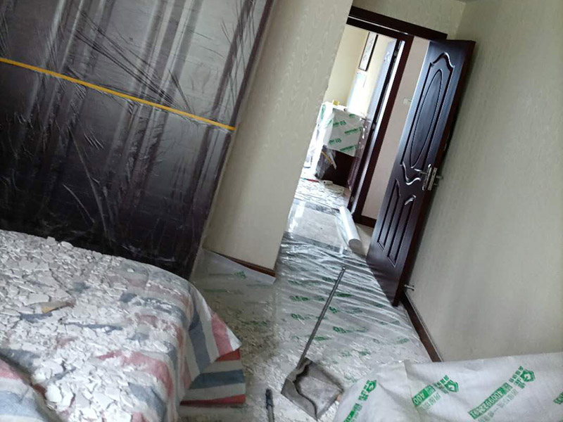 天花板鏟除裝修：所掉天花板周邊的200㎜范圍內必須鑿除，而在鑿除過程中，絕不能采用沖擊鉆等機具或人工大力鑿除。只能是用人力輕輕鑿除，以免影響到周邊。原有樓板底面必須用鋼絲刷擦洗干凈，如果表面太光滑，須用鑿子輕輕鑿毛，再清洗干凈。用水泥油或1:1水泥砂漿在該位置掃毛。三日后，用比原設計要求的強度等級高一級的水泥砂漿批平即可。最后安裝前期一系列準備完成后，就開始補掉落地方的天花板。