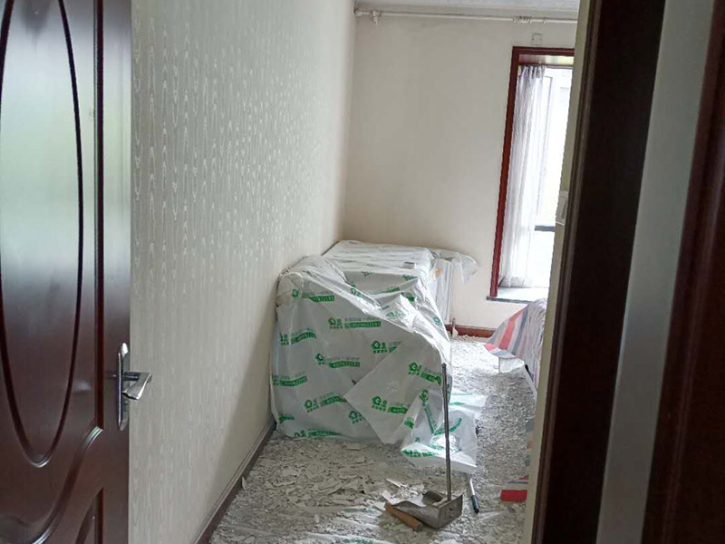 天花板鏟除裝修：所掉天花板周邊的200㎜范圍內必須鑿除，而在鑿除過程中，絕不能采用沖擊鉆等機具或人工大力鑿除。只能是用人力輕輕鑿除，以免影響到周邊。原有樓板底面必須用鋼絲刷擦洗干凈，如果表面太光滑，須用鑿子輕輕鑿毛，再清洗干凈。用水泥油或1:1水泥砂漿在該位置掃毛。三日后，用比原設計要求的強度等級高一級的水泥砂漿批平即可。最后安裝前期一系列準備完成后，就開始補掉落地方的天花板。