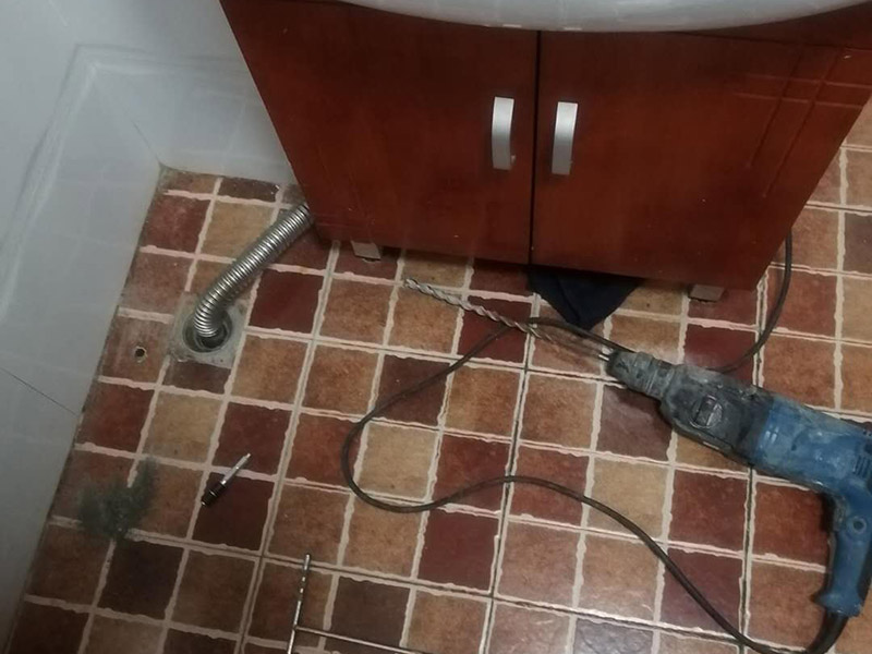 衛(wèi)生間防水維修:一般來(lái)說(shuō)，在水電改造工程驗(yàn)收完畢后，便可開(kāi)始進(jìn)行衛(wèi)生間的防水裝修工程。首先應(yīng)對(duì)其墻面進(jìn)行處理，查看衛(wèi)生間墻面是否存在空鼓現(xiàn)象，若有則應(yīng)立即標(biāo)記出來(lái)進(jìn)行處理。同時(shí)，還要用水泥砂漿將水電改造后凹凸不平的墻面和地面進(jìn)行找平，否則會(huì)給后期瓷磚的鋪設(shè)帶來(lái)一定的困難。 將廁所的墻面和地面進(jìn)行找平后，要對(duì)其進(jìn)行仔細(xì)的清理，避免遺留下其他裝修雜質(zhì)，從而影響衛(wèi)生間防水層的效果，降低其防水作用。同時(shí)，檢查其下水管道、排水管道內(nèi)是否存有雜物，若有也一并清理干凈，否則很容易造成廁所堵塞的問(wèn)題。 在衛(wèi)生間防水層裝修的時(shí)候，通常都會(huì)選擇使用防水涂料，在涂抹防水涂料的時(shí)候，要將所有衛(wèi)生間的輕體墻、下水管道、煙道等接縫處涂滿，避免其產(chǎn)生漏水等現(xiàn)象。而其墻面的防水涂料高度則要達(dá)到1.8米以上，避免洗澡的時(shí)候造成墻體受潮，從而損害衛(wèi)生間的防水層。