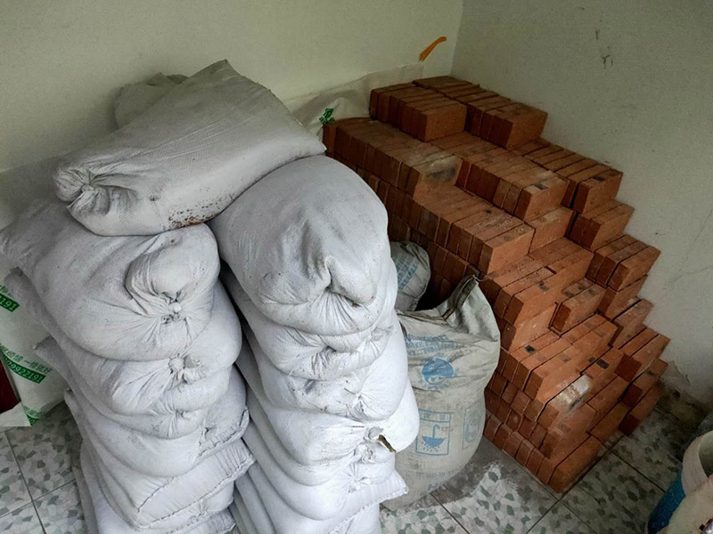 陽臺裝修翻新:1、老墻面在翻新前一定要做墻面基底處理，粉化嚴重要鏟除,鏟除后披純白水泥一遍,原墻面過于光滑、刷過油漆、乳膠漆的須作鏟除后做打磨處理。把粘結(jié)不牢的表皮及浮塵去掉,便于新涂料和墻體粘結(jié).如果有掉皮的凹進去的部分最好有膩子補一下。  　　 2、墻面底漆的作用是抗堿防潮、封固基材、保護面漆、提高面漆的質(zhì)感和遮蓋力。尤其是老房翻新，墻面一定要做底漆，直接上面漆墻面容易起泡發(fā)霉，日照久了墻面顏色也容易發(fā)生變化。  　　 3、對于已上漆墻面的修補相對而言很難達到理想效果，所以對于已上漆墻面的修補最好是整塊的墻面，或盡可能選擇較大的面積進行修補，這樣可以盡量避免色差。  　　 4、注意按照漆桶說明配比及涂刷,最好估算好用量,一次準備足夠的量更為重要,這樣才能保證顏色相同。涂料廠雖然提供了色卡,但由于老墻面本身堿性比較強，效果可能會有差距。