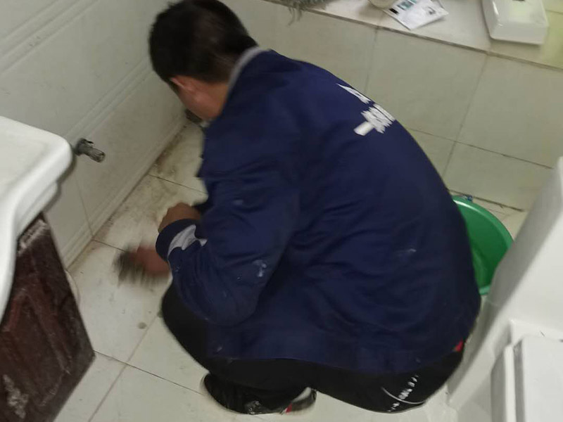 衛(wèi)生間馬桶安裝：必須查看一下排污管道內(nèi)是不是有泥沙、廢紙等雜物的堵塞，同時也要檢查清楚馬桶所安裝的位置地面前后左右是否水平，不平需要找平。確認好排污管的中心，方法很簡單，就是把馬桶翻轉(zhuǎn)過來，然后在馬桶的排污口中心處劃出十字中心線，注意下十字中心線則要延伸到馬桶底部以及四周的腳邊。先把馬桶與地面排污口的十字線對準，確保水平安裝馬桶的同時再用力壓緊密封圈，下一步就是安裝地腳的螺絲與裝飾帽固定馬桶。固定馬桶后，需要在排污口安裝專用的密封圈，或者在四周涂上一圈玻璃膠（油灰）或是水泥砂漿，建議水泥與砂的比例則為1:3。