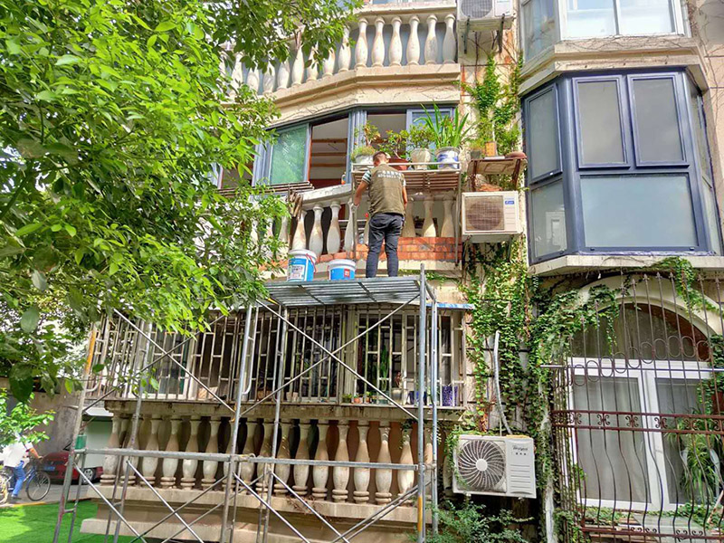 陽臺(tái)裝修改造:設(shè)計(jì)是進(jìn)行裝修的指導(dǎo)，所以要裝修的好，第一步就是要做好設(shè)計(jì)，有些業(yè)主認(rèn)為陽臺(tái)那么小的空間還需要設(shè)計(jì)什么?其實(shí)陽臺(tái)的排水、吊頂、墻壁、地面、布局都是需要進(jìn)行設(shè)計(jì)的。 對于想要擁有精致陽臺(tái)的業(yè)主來說吊頂是必不可少的，因?yàn)樗梢孕揎椏涌油萃莸奶旎ò灞砻?。讓陽臺(tái)看上去更加的工整干凈。門窗是陽臺(tái)裝修當(dāng)中很重要的環(huán)節(jié)，在進(jìn)行門窗的選材一定要注意選擇防水防潮材質(zhì)的，窗戶既要考慮到采光又要考慮到防風(fēng)等等。