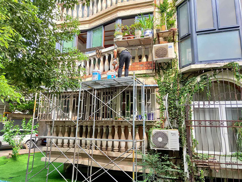 陽臺(tái)裝修改造:設(shè)計(jì)是進(jìn)行裝修的指導(dǎo)，所以要裝修的好，第一步就是要做好設(shè)計(jì)，有些業(yè)主認(rèn)為陽臺(tái)那么小的空間還需要設(shè)計(jì)什么?其實(shí)陽臺(tái)的排水、吊頂、墻壁、地面、布局都是需要進(jìn)行設(shè)計(jì)的。 對于想要擁有精致陽臺(tái)的業(yè)主來說吊頂是必不可少的，因?yàn)樗梢孕揎椏涌油萃莸奶旎ò灞砻?。讓陽臺(tái)看上去更加的工整干凈。門窗是陽臺(tái)裝修當(dāng)中很重要的環(huán)節(jié)，在進(jìn)行門窗的選材一定要注意選擇防水防潮材質(zhì)的，窗戶既要考慮到采光又要考慮到防風(fēng)等等。