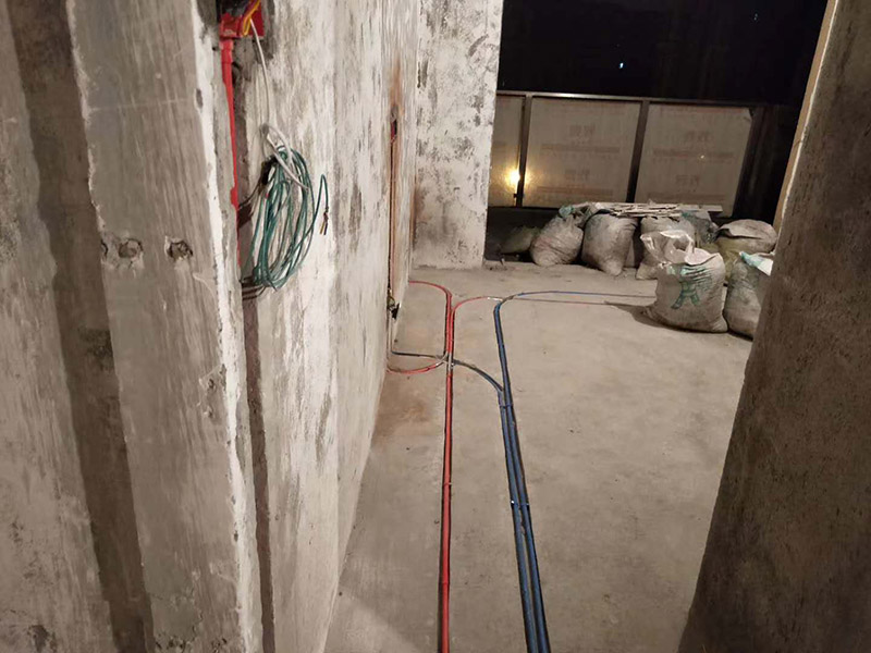 電路布線安裝：首先要根據(jù) 你對電的用途進行電路定位，定位完成后，電工根據(jù)定位和電路走向，開布線槽，線路槽很有講究，要橫平豎直，不過，規(guī)范的做法，不允許開橫槽，因為會影響墻的承受力。布線一般采用線管暗埋的方式。線管有冷彎管和PVC管兩種，冷彎管可以彎曲而不斷裂，是布線的最好選擇，因為它的轉角是有弧度的，線可以隨時更換，而不用開墻。