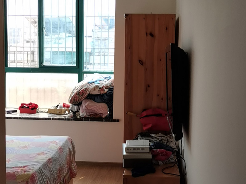 墻面翻新裝修:首先在做翻新的時(shí)候一定要把之前的墻面給處理干凈，粉化嚴(yán)重的一定要鏟除干凈。由于之前的墻面有刷過(guò)油漆和乳膠漆，所在做完鏟除后一定要做打磨處理，將原來(lái)墻體上的結(jié)實(shí)的表皮及浮沉全部清理掉，如果說(shuō)墻體出現(xiàn)小部分的凹陷以及裂縫的話可以用膩?zhàn)由晕⑻钛a(bǔ)一下。清理干凈的墻面一定要刷一道底漆，墻面底漆的主要作用就是抗堿防潮、封固基材、保護(hù)面漆、提高面漆的質(zhì)量以及遮蓋力。 在修補(bǔ)的過(guò)程中要是沒(méi)有做到全面，并且上漆過(guò)程已經(jīng)做了的話那就會(huì)顯得相當(dāng)?shù)穆闊?，上漆工程完成后的話再?duì)沒(méi)有修補(bǔ)到的地方進(jìn)行修補(bǔ)的話就會(huì)很難達(dá)到預(yù)想效果，最大的問(wèn)題就是會(huì)導(dǎo)致色差的問(wèn)題，所以在修補(bǔ)的時(shí)候一定要做到仔細(xì)、全面，不要為后面的工程造成負(fù)擔(dān)。