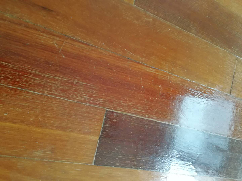 地板翻新打蠟：1）使用大型地板翻新機(jī)械數(shù)次打磨除去漆層、表層、木質(zhì)層約0.5毫米，再經(jīng)仔細(xì)砂光使地板表面細(xì)膩、光滑達(dá)到全新狀態(tài)。地板邊角使用小型角磨機(jī)進(jìn)行打磨達(dá)到整體平滑效果。 （2）將原有的邊縫透明膩?zhàn)犹蕹?，重新封縫，再將整面地板封上底漆，待干。 （3）待底漆干后，刷第一遍面漆，待干。 （4）用水砂紙仔細(xì)研磨，將面層磨至略感粗糙，除去粉。 （5）按以上程序刷三至四遍面漆，最后一遍不必研磨。 （6）待最后一遍面漆全干后打上地板蠟即可。