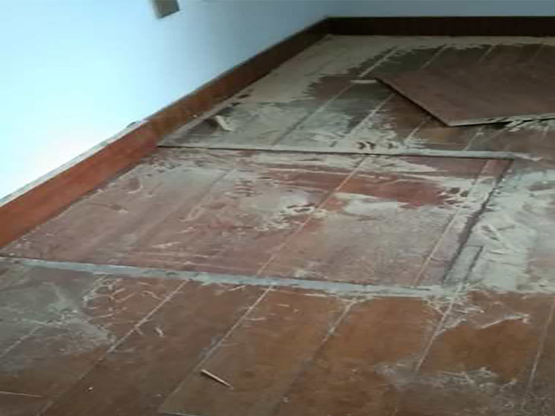 地板翻新打蠟：1）使用大型地板翻新機(jī)械數(shù)次打磨除去漆層、表層、木質(zhì)層約0.5毫米，再經(jīng)仔細(xì)砂光使地板表面細(xì)膩、光滑達(dá)到全新狀態(tài)。地板邊角使用小型角磨機(jī)進(jìn)行打磨達(dá)到整體平滑效果。 （2）將原有的邊縫透明膩?zhàn)犹蕹?，重新封縫，再將整面地板封上底漆，待干。 （3）待底漆干后，刷第一遍面漆，待干。 （4）用水砂紙仔細(xì)研磨，將面層磨至略感粗糙，除去粉。 （5）按以上程序刷三至四遍面漆，最后一遍不必研磨。 （6）待最后一遍面漆全干后打上地板蠟即可。