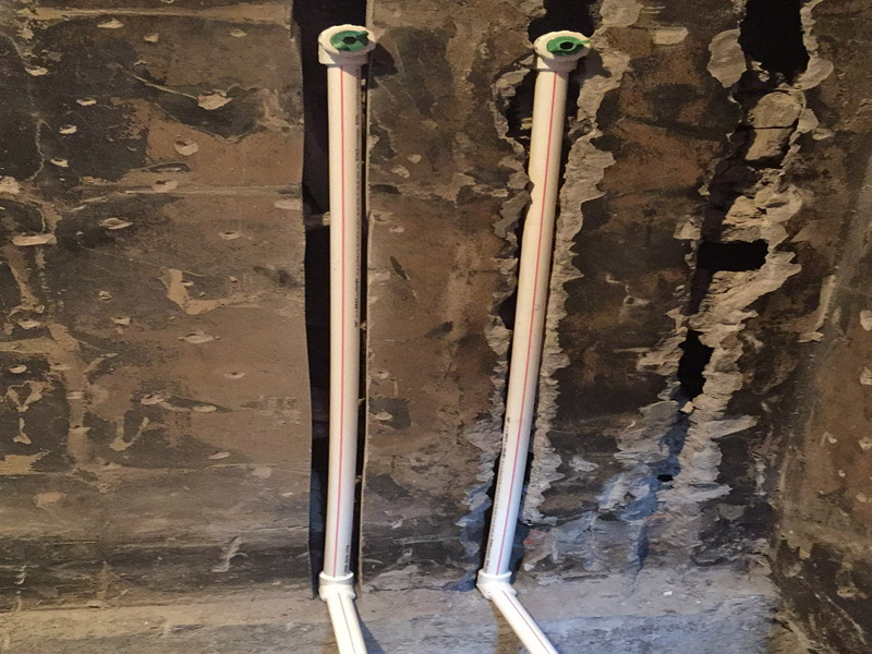 衛(wèi)生間水電改造：既然是改造，肯定是對(duì)衛(wèi)生間的格局或是衛(wèi)浴設(shè)施、地磚、墻磚等地方不滿意，但在改造之前你需要將這些不滿意的地方進(jìn)行拆除，且拆除之后的垃圾也要及時(shí)清理，避免阻礙施工進(jìn)程。將不需要或是不滿意的地方進(jìn)行拆除后，留下的成品需要進(jìn)行施工保護(hù)，防止磕碰到，還可防止被上面的重物或是棱角碰壞。水電改造可謂是改造衛(wèi)生間的重點(diǎn)，衛(wèi)生間原有的水電路管線往往有許多不合理的布局，所以在改造過(guò)程中要對(duì)原有的水電路進(jìn)行徹查，看是否存在銹蝕、老化等情況，若有，則需要更換新的電路、水路，如果線路良好，且沒(méi)有多大的問(wèn)題，則只需要添加刪減線路就可以了。同時(shí)在改造的時(shí)候最好能做到以后維修和保養(yǎng)都比較方便，然后將其做好隱蔽處理。