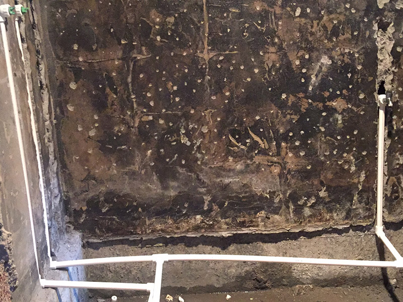 衛(wèi)生間水電改造：既然是改造，肯定是對(duì)衛(wèi)生間的格局或是衛(wèi)浴設(shè)施、地磚、墻磚等地方不滿意，但在改造之前你需要將這些不滿意的地方進(jìn)行拆除，且拆除之后的垃圾也要及時(shí)清理，避免阻礙施工進(jìn)程。將不需要或是不滿意的地方進(jìn)行拆除后，留下的成品需要進(jìn)行施工保護(hù)，防止磕碰到，還可防止被上面的重物或是棱角碰壞。水電改造可謂是改造衛(wèi)生間的重點(diǎn)，衛(wèi)生間原有的水電路管線往往有許多不合理的布局，所以在改造過(guò)程中要對(duì)原有的水電路進(jìn)行徹查，看是否存在銹蝕、老化等情況，若有，則需要更換新的電路、水路，如果線路良好，且沒(méi)有多大的問(wèn)題，則只需要添加刪減線路就可以了。同時(shí)在改造的時(shí)候最好能做到以后維修和保養(yǎng)都比較方便，然后將其做好隱蔽處理。