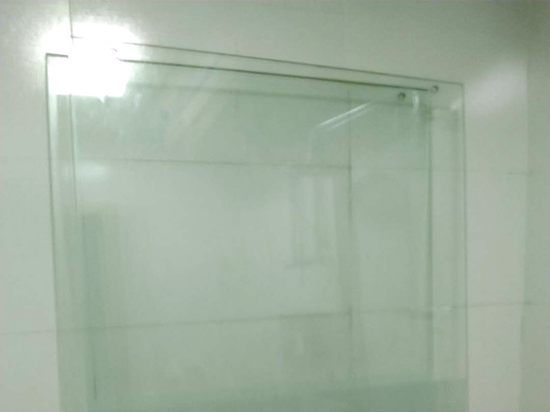 浴室玻璃隔斷拆除：拆除分兩部分，一部分是玻璃隔斷墻，一部分是隔斷玻璃門，一般是先拆玻璃門，拆完后需要主要用包裝保護，以免運輸碰傷，而玻璃墻的拆除可以按照玻璃隔斷安裝的順序倒著來。