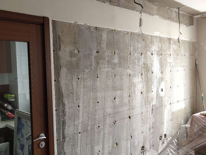 客廳背景墻吊頂拆除：1、原有吊頂裝飾物拆除時，應(yīng)注意盡量拆除干凈，不保留原吊頂裝飾結(jié)構(gòu)。尤其是原吊頂內(nèi)的吊桿、掛件等承載吊頂重量的結(jié)構(gòu)必須拆除，這主要是從今后的安全考慮的。 2、拆除時要先切斷電源，原有的吊頂內(nèi)電路管線盡量拆除，不要再考慮繼續(xù)使用，因為原吊頂內(nèi)電路已經(jīng)基本沒有利用價值。 3、拆除時要考慮原吊頂內(nèi)的設(shè)備和設(shè)施的安全，還有一些住宅是空調(diào)系統(tǒng)，要避免因拆除時不注意損壞管線和設(shè)備。