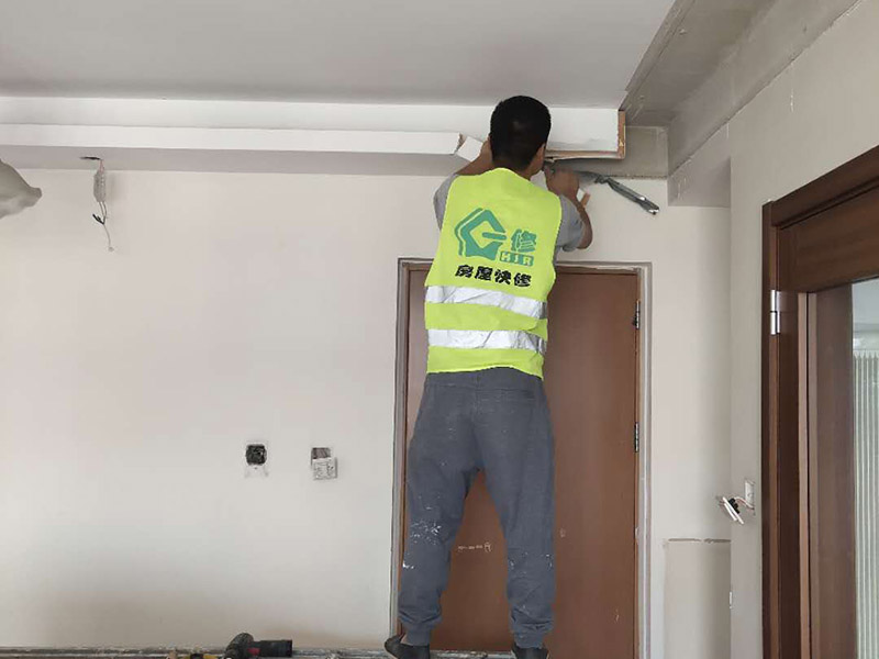 客廳背景墻吊頂拆除：1、原有吊頂裝飾物拆除時，應(yīng)注意盡量拆除干凈，不保留原吊頂裝飾結(jié)構(gòu)。尤其是原吊頂內(nèi)的吊桿、掛件等承載吊頂重量的結(jié)構(gòu)必須拆除，這主要是從今后的安全考慮的。 2、拆除時要先切斷電源，原有的吊頂內(nèi)電路管線盡量拆除，不要再考慮繼續(xù)使用，因為原吊頂內(nèi)電路已經(jīng)基本沒有利用價值。 3、拆除時要考慮原吊頂內(nèi)的設(shè)備和設(shè)施的安全，還有一些住宅是空調(diào)系統(tǒng)，要避免因拆除時不注意損壞管線和設(shè)備。