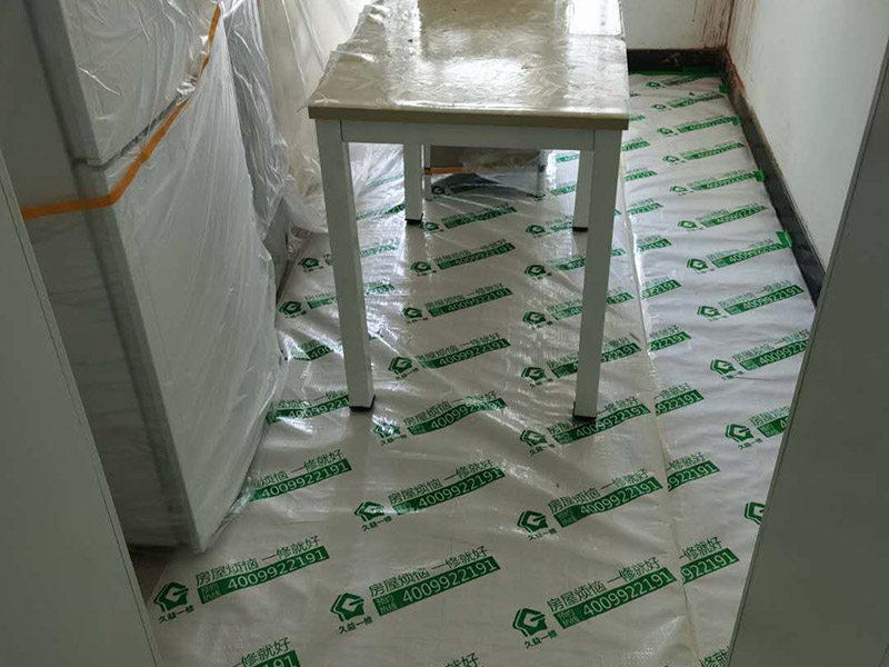 全屋家具成品保護:滿鋪成品瓦楞紙板，再用干凈彩條布滿鋪在普通石膏板上，在彩條布交接處及轉(zhuǎn)角處用膠帶固定，也可選用木芯板或三夾板。材料選用視上人、車情況而定。 用原門框保護膜，或者多層板或密度板，報紙，美紋紙保護。