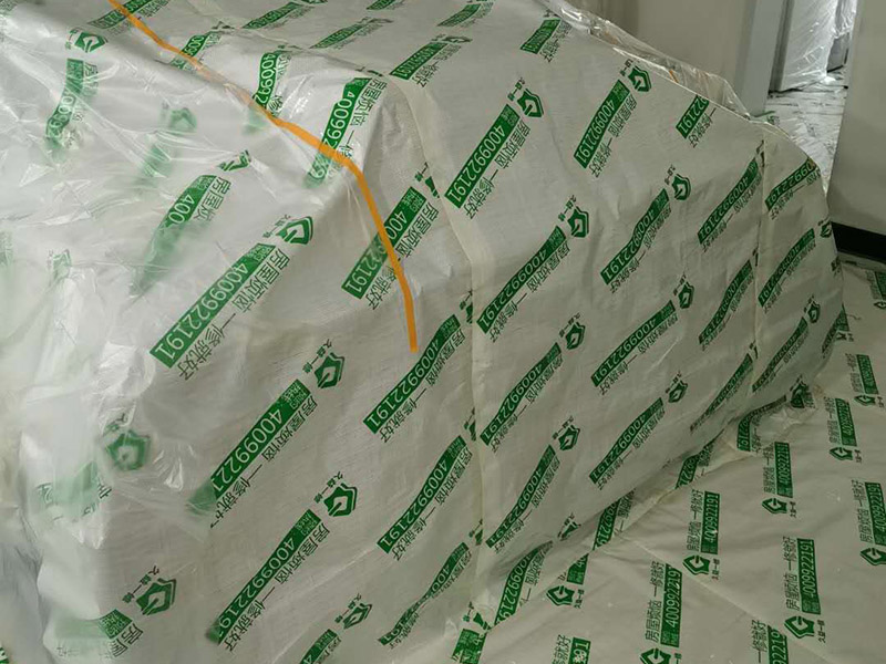 全屋家具成品保護:滿鋪成品瓦楞紙板，再用干凈彩條布滿鋪在普通石膏板上，在彩條布交接處及轉(zhuǎn)角處用膠帶固定，也可選用木芯板或三夾板。材料選用視上人、車情況而定。 用原門框保護膜，或者多層板或密度板，報紙，美紋紙保護。