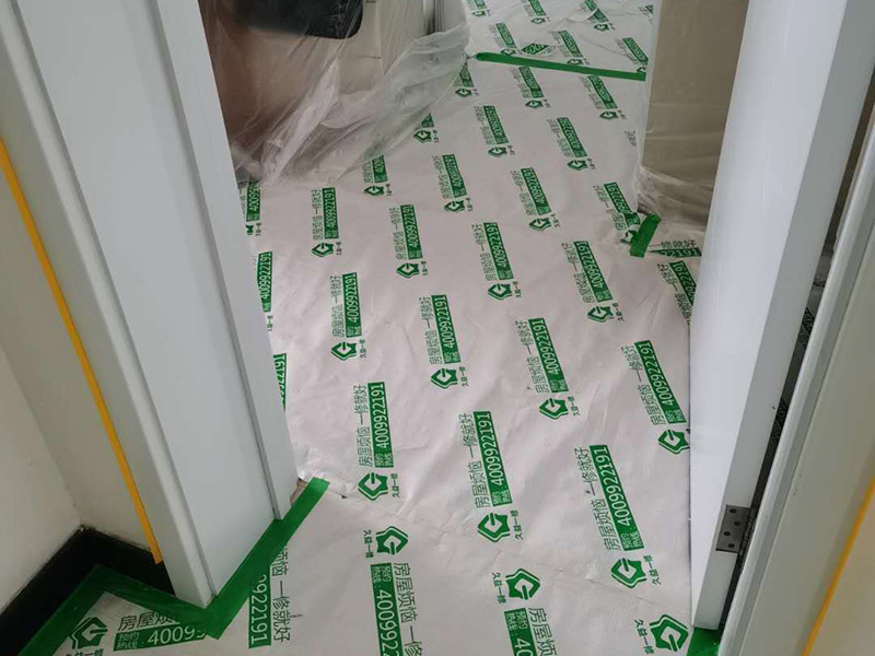 全屋家具成品保護:滿鋪成品瓦楞紙板，再用干凈彩條布滿鋪在普通石膏板上，在彩條布交接處及轉(zhuǎn)角處用膠帶固定，也可選用木芯板或三夾板。材料選用視上人、車情況而定。 用原門框保護膜，或者多層板或密度板，報紙，美紋紙保護。