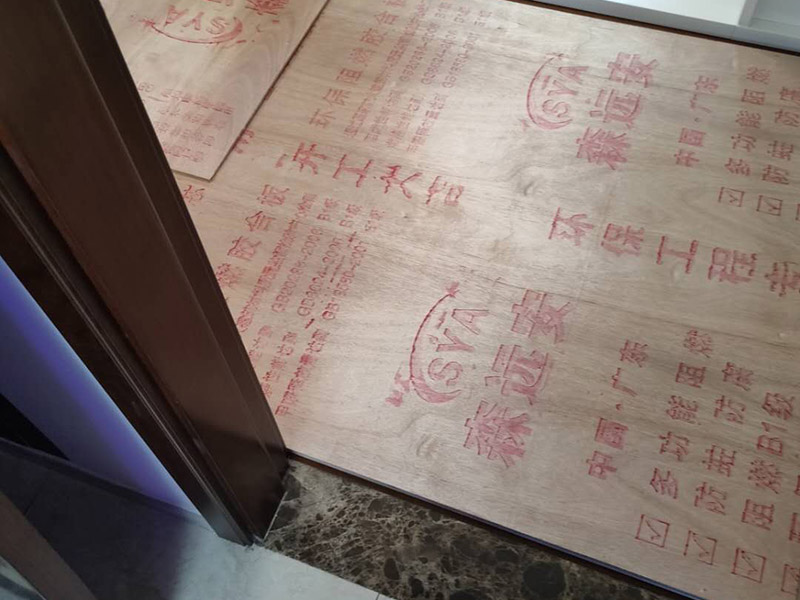 地板保護施工: 在進行家居裝修的過程中，首先完成的就是地面的鋪設(shè)。因此，我們在進行其余施工時一定要注意對剛鋪好的地板進行保護。而在裝修時灰塵是一定避免不了的，為了防止嶄新的地板被沾染灰塵以及施工團隊人員等的腳印，最好先在地板上鋪一層防塵布等作為保護膜。除此之外，還是要在一天裝修結(jié)束后的時間里對防塵布等進行灰塵的清除和家居保養(yǎng)工作，特別是灰塵堆積過厚的地方，以免將來裝修結(jié)束后因為灰塵過多清理時意外污染地板。