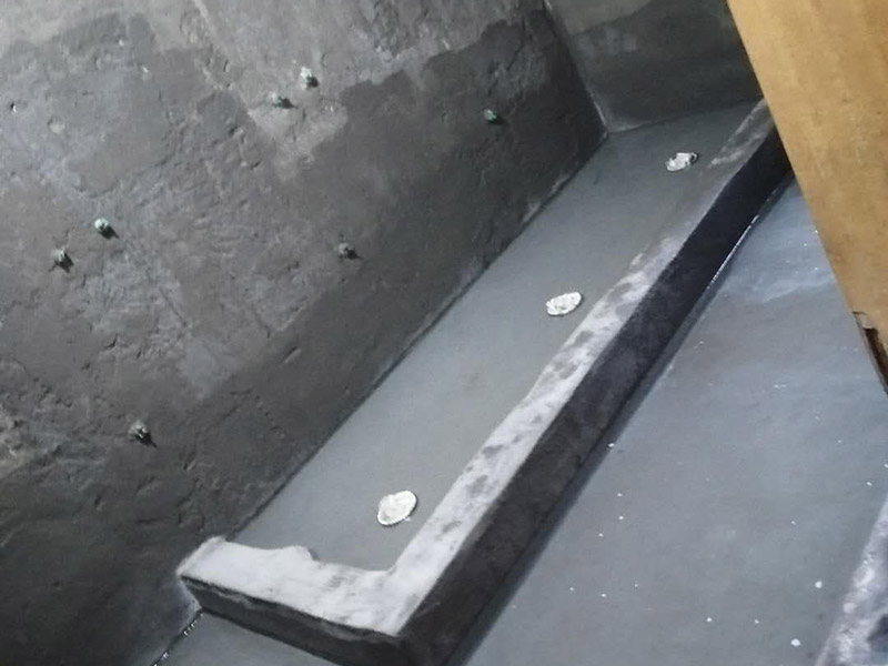 公共衛(wèi)生間裝修：和其它裝修流程一樣，首先要做得就是衛(wèi)生間的水電改造，在設(shè)計(jì)的時(shí)候，建議結(jié)合水路、電路的安全考慮，而且在設(shè)計(jì)的時(shí)候主要與實(shí)用性為主，把防水和電路做好，不然后期出現(xiàn)問題就比較麻煩了，防止安全隱患的發(fā)生。 基礎(chǔ)工程完了以后，就開始做表面主體工程的裝修了，主要包括墻面、地面和頂面的裝修，就是鋪墻磚、貼地磚和做吊頂這些的施工。在施工的時(shí)候按照嚴(yán)格的標(biāo)準(zhǔn)來做，才達(dá)得到預(yù)期的效果。