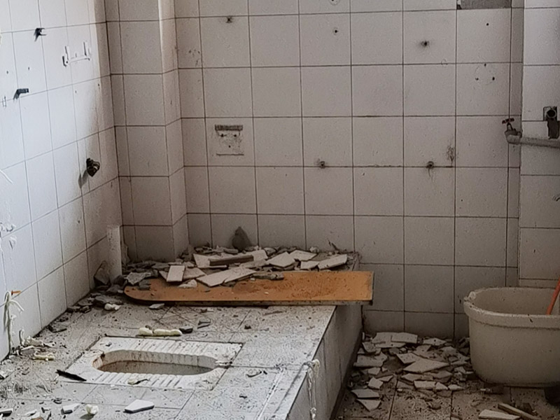 公共衛(wèi)生間裝修：和其它裝修流程一樣，首先要做得就是衛(wèi)生間的水電改造，在設(shè)計(jì)的時(shí)候，建議結(jié)合水路、電路的安全考慮，而且在設(shè)計(jì)的時(shí)候主要與實(shí)用性為主，把防水和電路做好，不然后期出現(xiàn)問題就比較麻煩了，防止安全隱患的發(fā)生。 基礎(chǔ)工程完了以后，就開始做表面主體工程的裝修了，主要包括墻面、地面和頂面的裝修，就是鋪墻磚、貼地磚和做吊頂這些的施工。在施工的時(shí)候按照嚴(yán)格的標(biāo)準(zhǔn)來做，才達(dá)得到預(yù)期的效果。