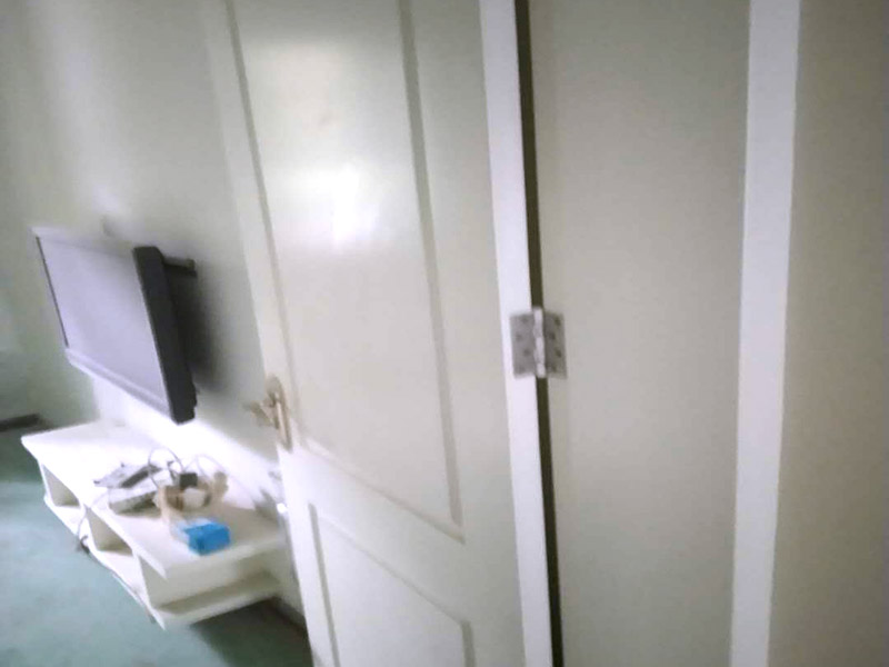 木門打磨翻新：1、卸下把手等裝飾品：把木門上面的把手等裝飾品都卸下來，防止下一步作業(yè)時(shí)劃傷手，也有利于均勻涂刷木門油漆。 2、打磨：用粗砂紙把需要刷油漆的地方都打磨一遍，注意轉(zhuǎn)角的地方不要打磨的太厲害，保持木門原來的形狀。用布沾水，弄成半濕狀，把剛打磨完的木門上的粉末都擦干凈。拿細(xì)砂紙?jiān)僦匦麓蚰ヒ槐?，同樣要注意轉(zhuǎn)角處。再用沾水布把粉末清理干凈。 3、刷木門油漆：取油漆、刷子，開油漆蓋。把刷子在油漆桶里沾一下，一次不要沾太多的漆。刷漆的規(guī)則是從上到下，從左到右。注意轉(zhuǎn)角及隱藏處也要刷上漆。