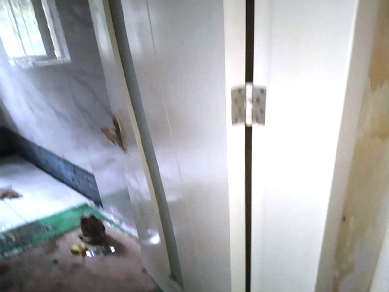 木門打磨翻新：1、卸下把手等裝飾品：把木門上面的把手等裝飾品都卸下來，防止下一步作業(yè)時(shí)劃傷手，也有利于均勻涂刷木門油漆。 2、打磨：用粗砂紙把需要刷油漆的地方都打磨一遍，注意轉(zhuǎn)角的地方不要打磨的太厲害，保持木門原來的形狀。用布沾水，弄成半濕狀，把剛打磨完的木門上的粉末都擦干凈。拿細(xì)砂紙?jiān)僦匦麓蚰ヒ槐?，同樣要注意轉(zhuǎn)角處。再用沾水布把粉末清理干凈。 3、刷木門油漆：取油漆、刷子，開油漆蓋。把刷子在油漆桶里沾一下，一次不要沾太多的漆。刷漆的規(guī)則是從上到下，從左到右。注意轉(zhuǎn)角及隱藏處也要刷上漆。