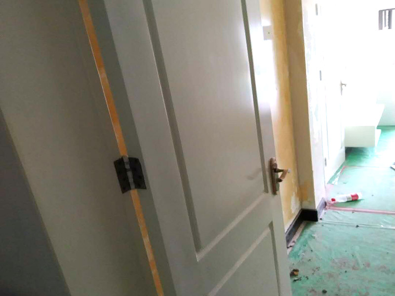 木門打磨翻新：1、卸下把手等裝飾品：把木門上面的把手等裝飾品都卸下來，防止下一步作業(yè)時(shí)劃傷手，也有利于均勻涂刷木門油漆。 2、打磨：用粗砂紙把需要刷油漆的地方都打磨一遍，注意轉(zhuǎn)角的地方不要打磨的太厲害，保持木門原來的形狀。用布沾水，弄成半濕狀，把剛打磨完的木門上的粉末都擦干凈。拿細(xì)砂紙?jiān)僦匦麓蚰ヒ槐?，同樣要注意轉(zhuǎn)角處。再用沾水布把粉末清理干凈。 3、刷木門油漆：取油漆、刷子，開油漆蓋。把刷子在油漆桶里沾一下，一次不要沾太多的漆。刷漆的規(guī)則是從上到下，從左到右。注意轉(zhuǎn)角及隱藏處也要刷上漆。