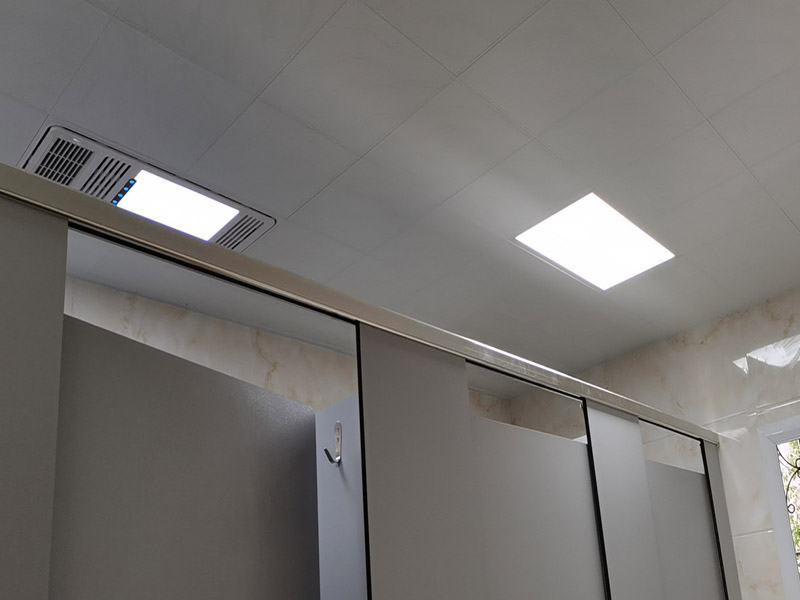 舊衛(wèi)生間裝修翻新：既然是舊衛(wèi)生間改造，那么面臨的就是將老舊的用料去除，重新選擇用料，其實這是一種浪費。眾所周知，衛(wèi)生間是最長接觸水源的地方，也是家居中最容易潮濕的場地，所以基本在做地板時，下層都會鋪設防水層，業(yè)主在重新鋪設地磚時，沒必要將原有的防水層去除，可以在原有防水層的基礎上加固，這樣將使防水更加的牢固。