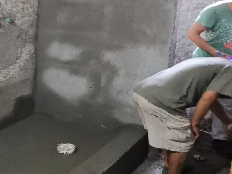 舊衛(wèi)生間裝修翻新：既然是舊衛(wèi)生間改造，那么面臨的就是將老舊的用料去除，重新選擇用料，其實這是一種浪費。眾所周知，衛(wèi)生間是最長接觸水源的地方，也是家居中最容易潮濕的場地，所以基本在做地板時，下層都會鋪設防水層，業(yè)主在重新鋪設地磚時，沒必要將原有的防水層去除，可以在原有防水層的基礎上加固，這樣將使防水更加的牢固。