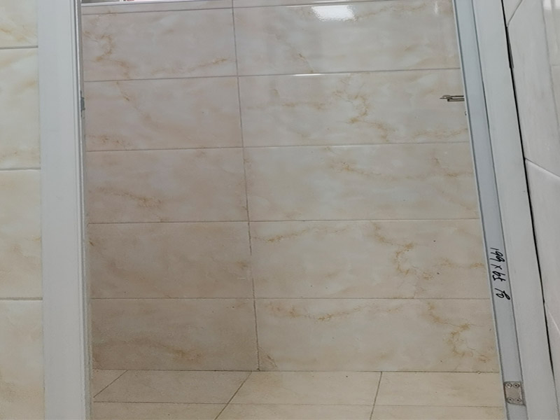 舊衛(wèi)生間裝修翻新：既然是舊衛(wèi)生間改造，那么面臨的就是將老舊的用料去除，重新選擇用料，其實這是一種浪費。眾所周知，衛(wèi)生間是最長接觸水源的地方，也是家居中最容易潮濕的場地，所以基本在做地板時，下層都會鋪設防水層，業(yè)主在重新鋪設地磚時，沒必要將原有的防水層去除，可以在原有防水層的基礎上加固，這樣將使防水更加的牢固。