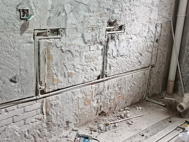 舊衛(wèi)生間裝修翻新：既然是舊衛(wèi)生間改造，那么面臨的就是將老舊的用料去除，重新選擇用料，其實這是一種浪費。眾所周知，衛(wèi)生間是最長接觸水源的地方，也是家居中最容易潮濕的場地，所以基本在做地板時，下層都會鋪設防水層，業(yè)主在重新鋪設地磚時，沒必要將原有的防水層去除，可以在原有防水層的基礎上加固，這樣將使防水更加的牢固。