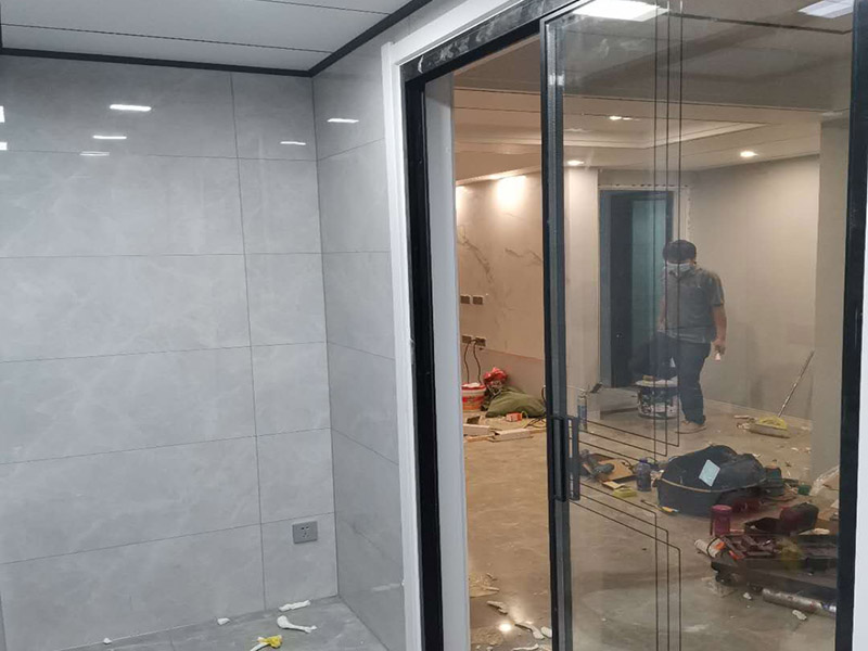 鋁合金滑門安裝：鋁合金門安裝前應(yīng)先放樣定出三種基準線，作為安裝施工的準備。中心基準線--決定中心位置。水平基準線--決定高度位置。進出基準線--決定內(nèi)外位置。安裝工依照上列的位置，安裝鋁合金門使用線墜，水平尺，定其真正水平，垂直位置后在鋁合金框四周用木楔填緊固定。將固定片埋入混凝土墻或磚墻內(nèi)3-4公分，以1：2水泥砂漿拌合石子固定，固定片固定后，周圍的木楔由安裝工拆除之后以水泥砂漿嵌縫，以免鋁合金框與壁面間產(chǎn)生縫隙滲水。