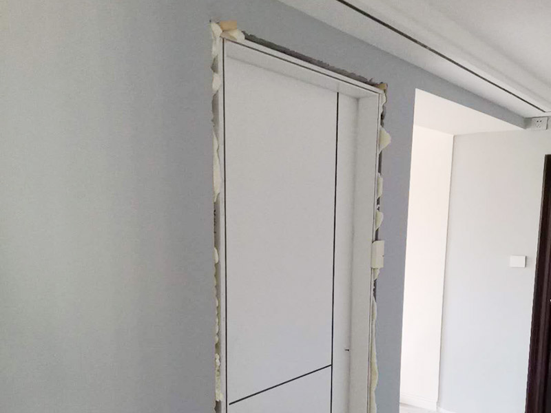 臥室木門安裝：首先要組裝門套。在上一個(gè)木門安裝步驟中我們已經(jīng)將木門的各個(gè)部件整理好了，所以此時(shí)只需要將門套與立板根據(jù)編號(hào)接合。接下來(lái)將門套安裝進(jìn)門洞里。應(yīng)該先將門套的四周固定好，要注意門套是否與地面垂直，這時(shí)候的木門安裝標(biāo)準(zhǔn)是垂直誤差不可以超過2mm,水平誤差不允許超過1mm。然后就是安裝門扇了，密封條一定要做好。最后是安裝五金，包括門鎖、合頁(yè)、門吸等，一定要確保靈活、牢固。