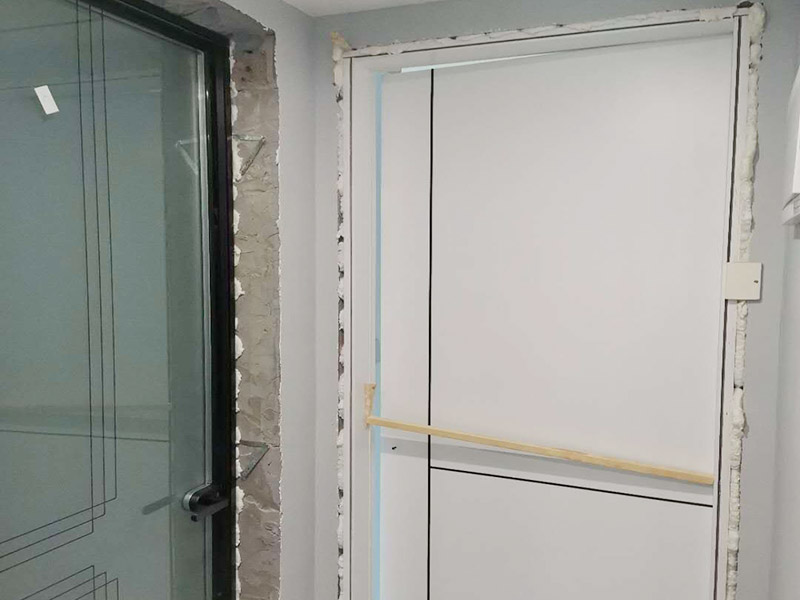 臥室木門安裝：首先要組裝門套。在上一個(gè)木門安裝步驟中我們已經(jīng)將木門的各個(gè)部件整理好了，所以此時(shí)只需要將門套與立板根據(jù)編號(hào)接合。接下來(lái)將門套安裝進(jìn)門洞里。應(yīng)該先將門套的四周固定好，要注意門套是否與地面垂直，這時(shí)候的木門安裝標(biāo)準(zhǔn)是垂直誤差不可以超過2mm,水平誤差不允許超過1mm。然后就是安裝門扇了，密封條一定要做好。最后是安裝五金，包括門鎖、合頁(yè)、門吸等，一定要確保靈活、牢固。