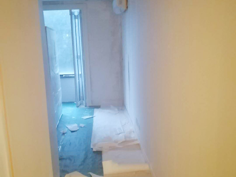 全屋舊墻紙撕除案例：1：在墻面頂部選一塊不顯眼的角落，用美工刀的刀尖將墻紙掀起。2：盡量貼近墻面，捏住墻紙的一角，試著將其從墻面上揭下。朝著自己的方向?qū)垊冸x墻面，這樣更容易揭下墻紙。 用美工刀、剃刀片或墻紙刮刀(一種專用工具，在墻紙店可以買到)，沿水平方向?qū)⑴f墻紙割開，讓溫肥皂水或墻紙剝除劑滲到墻紙的后面，軟化粘合劑，然后就可以從石膏墻上撕除或刮除墻紙了。如要噴涂墻紙剝除劑，需戴上粉刷工面罩，以免吸入化學(xué)氣體。