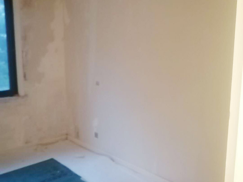 全屋舊墻紙撕除案例：1：在墻面頂部選一塊不顯眼的角落，用美工刀的刀尖將墻紙掀起。2：盡量貼近墻面，捏住墻紙的一角，試著將其從墻面上揭下。朝著自己的方向?qū)垊冸x墻面，這樣更容易揭下墻紙。 用美工刀、剃刀片或墻紙刮刀(一種專用工具，在墻紙店可以買到)，沿水平方向?qū)⑴f墻紙割開，讓溫肥皂水或墻紙剝除劑滲到墻紙的后面，軟化粘合劑，然后就可以從石膏墻上撕除或刮除墻紙了。如要噴涂墻紙剝除劑，需戴上粉刷工面罩，以免吸入化學(xué)氣體。