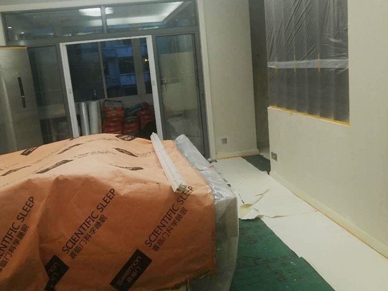 全屋舊墻紙撕除案例：1：在墻面頂部選一塊不顯眼的角落，用美工刀的刀尖將墻紙掀起。2：盡量貼近墻面，捏住墻紙的一角，試著將其從墻面上揭下。朝著自己的方向?qū)垊冸x墻面，這樣更容易揭下墻紙。 用美工刀、剃刀片或墻紙刮刀(一種專用工具，在墻紙店可以買到)，沿水平方向?qū)⑴f墻紙割開，讓溫肥皂水或墻紙剝除劑滲到墻紙的后面，軟化粘合劑，然后就可以從石膏墻上撕除或刮除墻紙了。如要噴涂墻紙剝除劑，需戴上粉刷工面罩，以免吸入化學(xué)氣體。