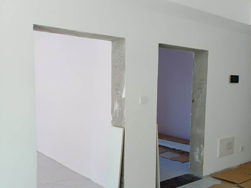 臥室套裝門安裝：到工地后，先清理干凈門洞及安裝現(xiàn)場，測量好門洞尺寸，再心中計劃好安裝方式，把門扇尺寸測量好，門頂板一般比實際門洞尺寸長20-50 mm、裝門空隙6-8mm，用門頂板以門扇現(xiàn)場尺寸一邊釘2顆釘，把門框固定，把門洞的上下對角也用手唑打平。門框左右兩邊各釘四片拉片，把門框放入門洞內(nèi)，頂板中間前后各釘2片拉片。把門框放入門洞中央，兩邊分均勻，并用木屑把兩邊門框跟門洞之間的空隙，把合頁裝上門扇，注意好門扇與門框的平整度（留好線條位置），把門扇裝在固定的門框上，關(guān)好門，試好能否開關(guān)自如，門頂板是否合適，另一邊板上下是否合線，用木屑墊平門框，全部固定再試好門扇是否關(guān)開自如。