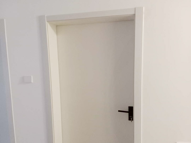 臥室套裝門安裝：到工地后，先清理干凈門洞及安裝現(xiàn)場，測量好門洞尺寸，再心中計劃好安裝方式，把門扇尺寸測量好，門頂板一般比實際門洞尺寸長20-50 mm、裝門空隙6-8mm，用門頂板以門扇現(xiàn)場尺寸一邊釘2顆釘，把門框固定，把門洞的上下對角也用手唑打平。門框左右兩邊各釘四片拉片，把門框放入門洞內(nèi)，頂板中間前后各釘2片拉片。把門框放入門洞中央，兩邊分均勻，并用木屑把兩邊門框跟門洞之間的空隙，把合頁裝上門扇，注意好門扇與門框的平整度（留好線條位置），把門扇裝在固定的門框上，關(guān)好門，試好能否開關(guān)自如，門頂板是否合適，另一邊板上下是否合線，用木屑墊平門框，全部固定再試好門扇是否關(guān)開自如。