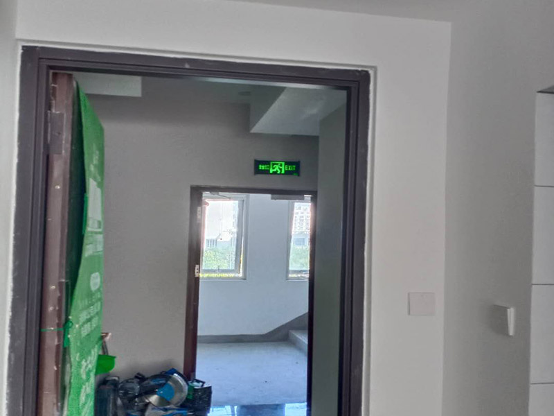 臥室套裝門安裝：到工地后，先清理干凈門洞及安裝現(xiàn)場，測量好門洞尺寸，再心中計劃好安裝方式，把門扇尺寸測量好，門頂板一般比實際門洞尺寸長20-50 mm、裝門空隙6-8mm，用門頂板以門扇現(xiàn)場尺寸一邊釘2顆釘，把門框固定，把門洞的上下對角也用手唑打平。門框左右兩邊各釘四片拉片，把門框放入門洞內(nèi)，頂板中間前后各釘2片拉片。把門框放入門洞中央，兩邊分均勻，并用木屑把兩邊門框跟門洞之間的空隙，把合頁裝上門扇，注意好門扇與門框的平整度（留好線條位置），把門扇裝在固定的門框上，關(guān)好門，試好能否開關(guān)自如，門頂板是否合適，另一邊板上下是否合線，用木屑墊平門框，全部固定再試好門扇是否關(guān)開自如。