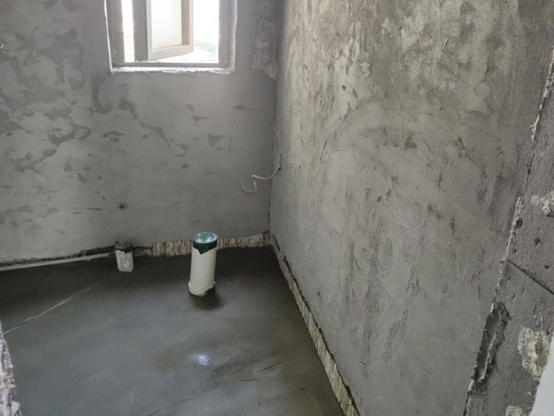 衛(wèi)生間地面找平施工：若地面基層尚可的情況下，可考慮選擇石膏地面找平法。因?yàn)榈孛嬲w還算平整，只有局部不平，使用這種方法可不增高地面，對(duì)層高不會(huì)有任何影響。而且施工簡(jiǎn)單、快速，容易干燥。不過(guò)，不適合大面積地面找平。開(kāi)始地面找平的第一步，對(duì)地面基層進(jìn)行打磨處理，然后涂刷一遍界面劑，干燥后繼續(xù)涂刷第二遍;接著調(diào)配自流平水泥，使用工具來(lái)推，并借助滾筒工具來(lái)壓均勻，最后要保護(hù)地面等待完全干燥。