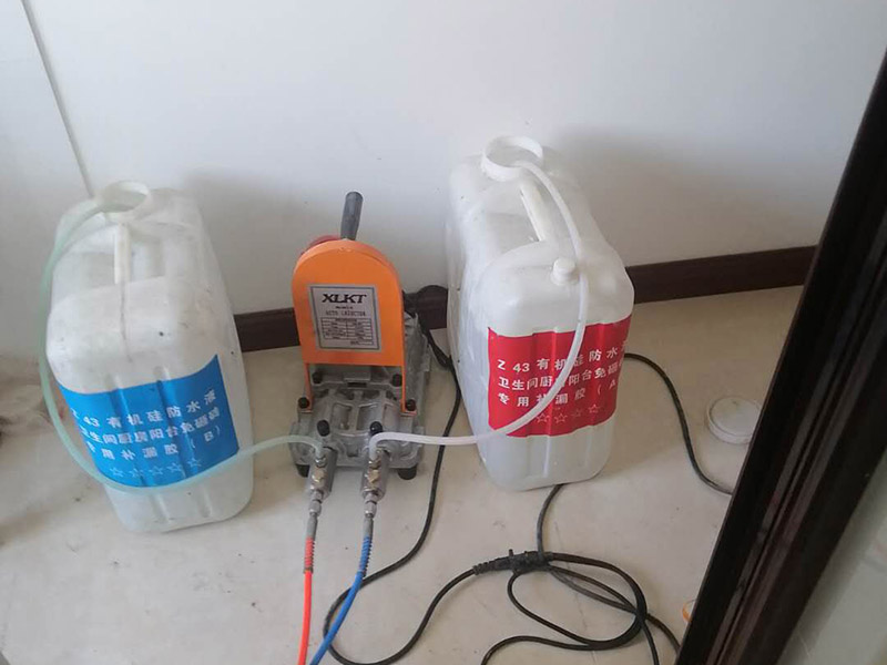 衛(wèi)生間漏水維修:1、清理：把衛(wèi)生間地上，墻面清潔潔凈，重點(diǎn)是水管根部與地磚結(jié)合處，地漏周邊，馬桶，潔具與地磚的結(jié)合處，四邊墻根，把塵垢用毛刷或鋼絲刷清理潔凈，曬干！這一步非常重要！ 2、添補(bǔ)：把地漏，水管，潔具，這些與地磚結(jié)合處，及四周墻根處，墻面地上較顯著的裂縫處，悉數(shù)用水泥砂漿，或許勾縫劑從頭批刮添補(bǔ)一下，要求要細(xì)心、完好、無(wú)遺失、批刮平整、密實(shí)！然后曬干！ 3、涂刷：把&ldquo;清泉衛(wèi)生間抗?jié)B補(bǔ)漏劑&rdquo;開蓋倒在衛(wèi)生間的地上上，用木板，或許刮板由中心向四周均勻刮開，至到刮滿整個(gè)衛(wèi)生間地上，要求吸收均勻，飽滿！ 4、擦干：等候半個(gè)小時(shí)到1個(gè)小時(shí)后把衛(wèi)生間地上殘留的多余的抗?jié)B補(bǔ)漏劑擦干就能夠了。 5、保養(yǎng)：在施工后12個(gè)小時(shí)內(nèi)不要有明水沖淋，浸泡，假如要做閉水實(shí)驗(yàn)盡量比及24小時(shí)今后，再做查驗(yàn)。